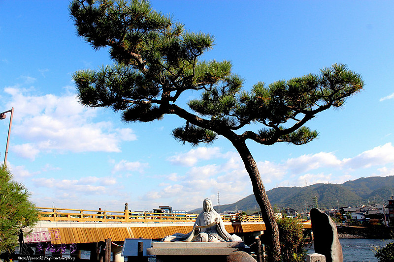 宇治橋紫式部像