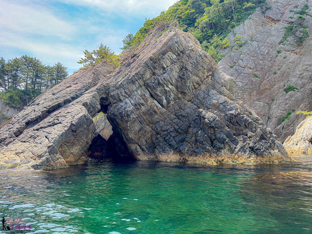 奇岩秘境,季節限定小型船,山陰海岸地質公園,日本秘境,日本鳥取之旅,浦富海岸,浦富海岸島巡遊覽船,清澈海水,湛藍海蝕洞,鳥取旅遊