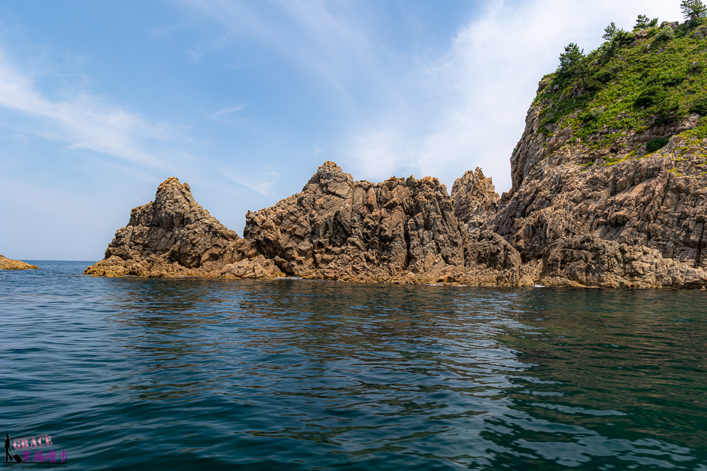 奇岩秘境,季節限定小型船,山陰海岸地質公園,日本秘境,日本鳥取之旅,浦富海岸,浦富海岸島巡遊覽船,清澈海水,湛藍海蝕洞,鳥取旅遊