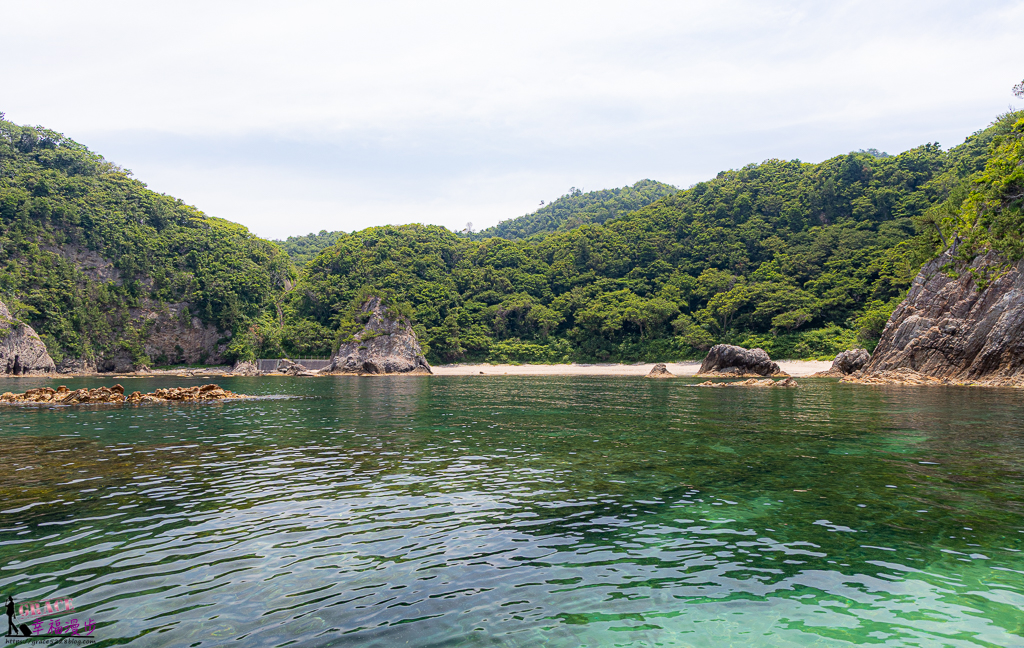 奇岩秘境,季節限定小型船,山陰海岸地質公園,日本秘境,日本鳥取之旅,浦富海岸,浦富海岸島巡遊覽船,清澈海水,湛藍海蝕洞,鳥取旅遊