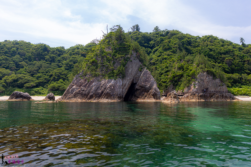 奇岩秘境,季節限定小型船,山陰海岸地質公園,日本秘境,日本鳥取之旅,浦富海岸,浦富海岸島巡遊覽船,清澈海水,湛藍海蝕洞,鳥取旅遊