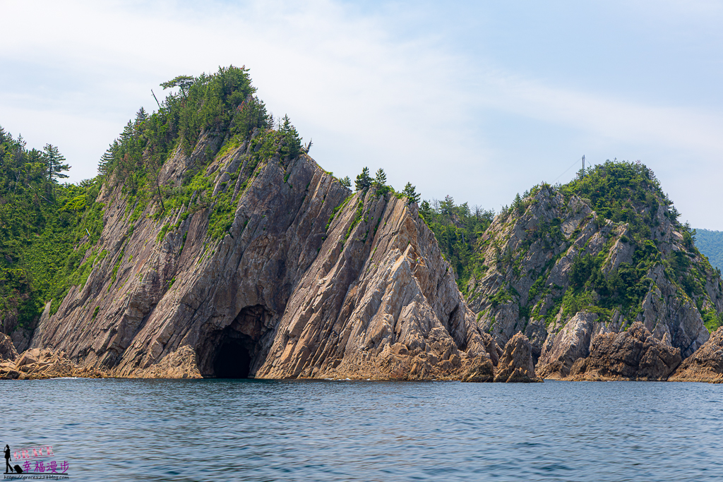 奇岩秘境,季節限定小型船,山陰海岸地質公園,日本秘境,日本鳥取之旅,浦富海岸,浦富海岸島巡遊覽船,清澈海水,湛藍海蝕洞,鳥取旅遊